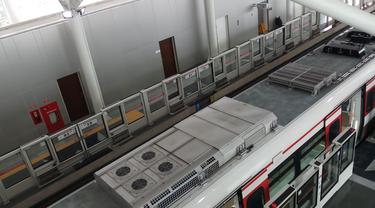 Mengintip LRT Jakarta yang siap beropersi pada Maret 2019, Senin (25/2/2019). (Bawono/Liputan6.com)
