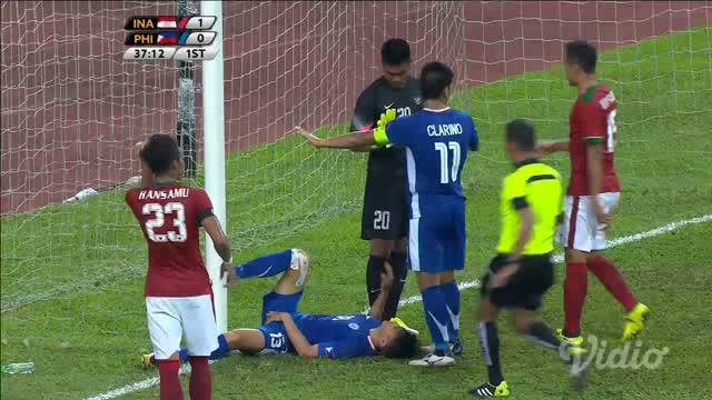 Berita video momen pemain Filipina, Joshua Grommen, menabrak tiang gawang saat menghadapi Timnas Indonesia U-22, Kamis (17/8/2017).