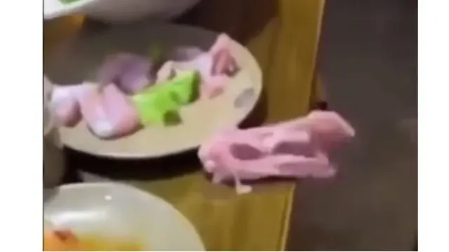 Viral Daging 'Zombie' Lompat dari Piring di Restoran, Pelanggan Teriak Ketakutan