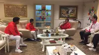 Menteri Pemuda dan Olahraga (Menpora), Imam Nahrawi menyambut kedatangan dua atlet Indonesia peraih medali emas, Arrosyiid Rifki Ardiansyah dan Aqsa Sutan Aswar (Cakrayuri Nuralam)