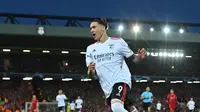 Reaksi striker Benfica Darwin Nunez setelah gol dianulir wasit karena posisinya offside dalam laga leg kedua Liga Champions melawan Liverpool di Stadion Anfield, Kamis (14/4/2022) dini hari WIB. (Paul ELLIS / AFP)