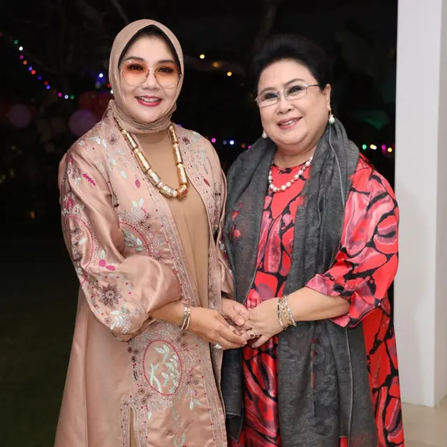6 Potret Kompak Ibu dan Mertua Artis, Besan Rasa Sahabat