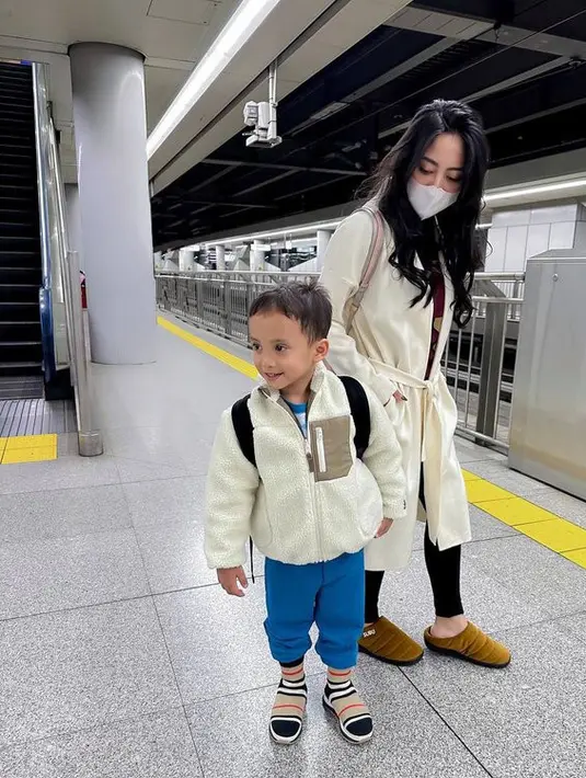 Gara-gara foto yang satu ini, Xabiru yang menjadi travel buddy ibundanya disebut mirip banget dengan Okin. Banyak yang bilang jika Xabiru adalah versi mini ayahnya. (instagram.com/rachelvennya)
