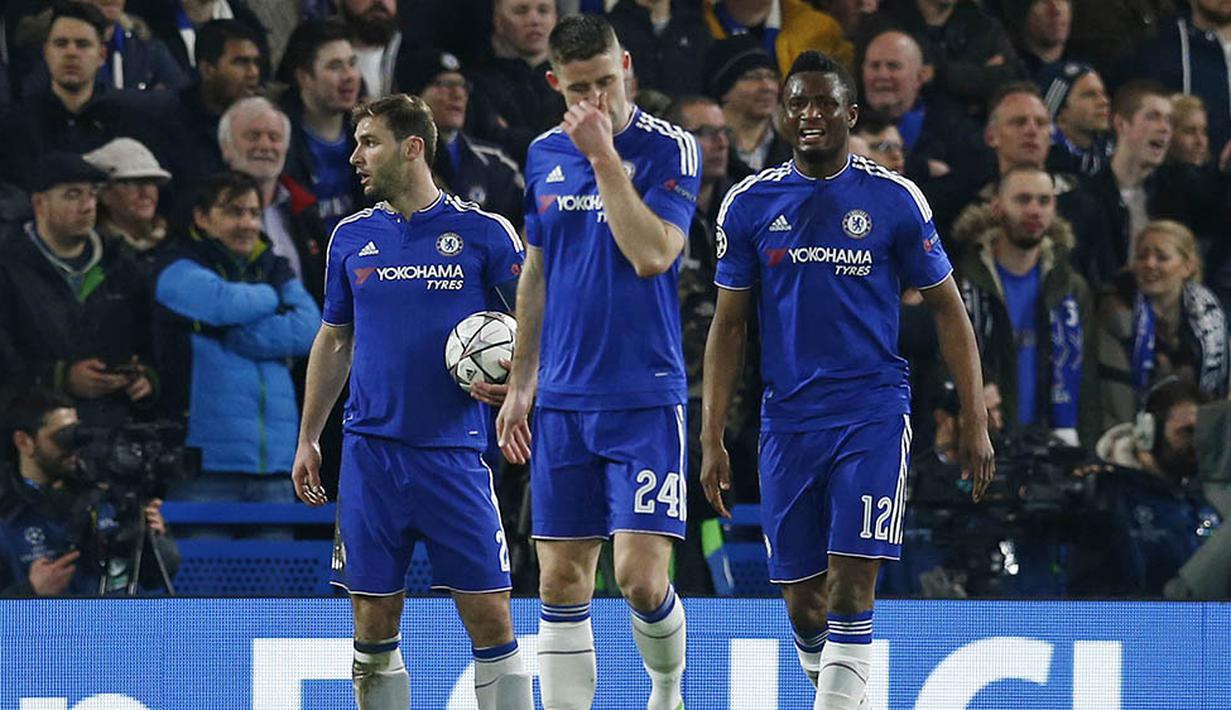 Para pemain Chelsea tampak kecewa usai takluk dari PSG. Akibat kekalahan ini The Blues terpaksa puasa gelar pada musim ini dan terancam gagal ke Liga Champions musim depan. (Reuters/Eddie Keogh)