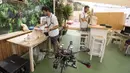 Pilot drone menyiapkan kantong makanan untuk dilampirkan ke drone dari Cala Tadira dekat Sant Josep de Sa Talaia di Pulau Ibiza, Spanyol, 24 Agustus 2021. Layanan Drone to Yacht untuk mengirim makanan dan minuman eksklusif ke kapal pesiar diluncurkan di Ibiza. (JAIME REINA/AFP)