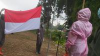 Petugas upacara peringatan HUT RI di RSI Banjarnegara mengenakan APD lengkap. (Foto: Liputan6.com/Humas RSI Banjarnegara)