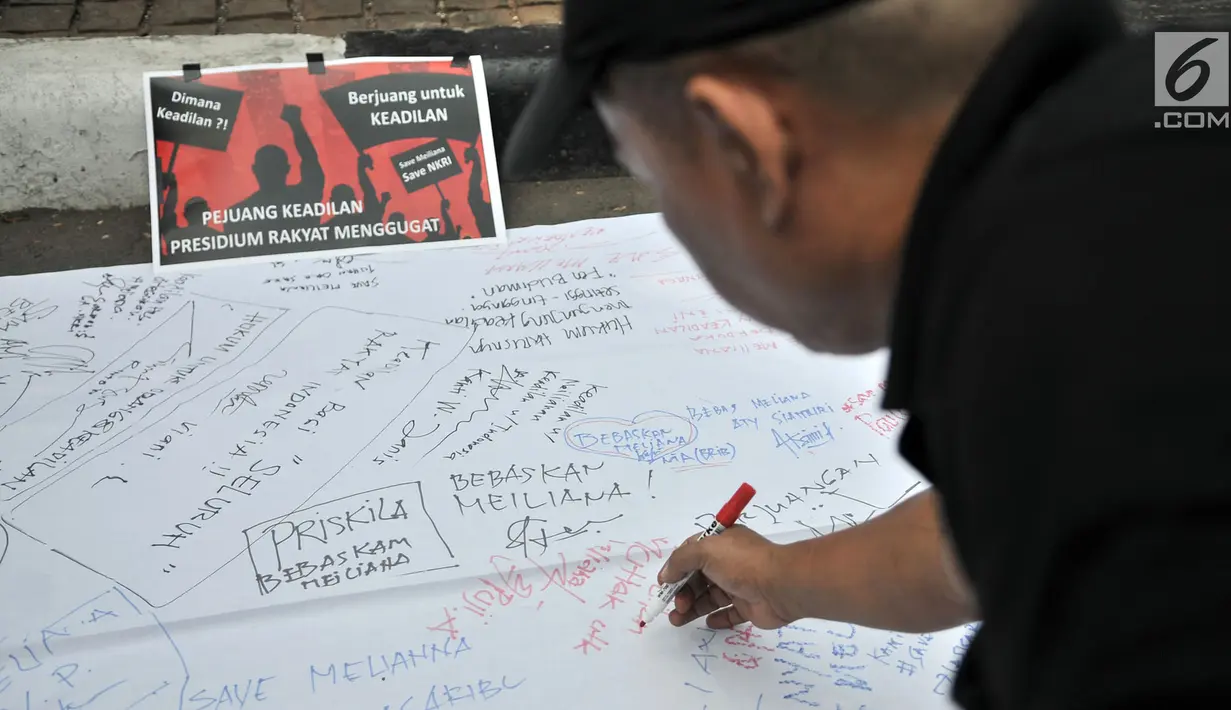 Massa Presidium Rakyat Menggugat mengumpulkan tanda tangan saat menggelar aksi Save Meiliana di depan Gedung Mahkamah Agung (MA), Jakarta, Rabu (12/9). Massa meminta MA untuk membebaskan Meiliana dari tuntutan. (Merdeka.com/Iqbal Nugroho)