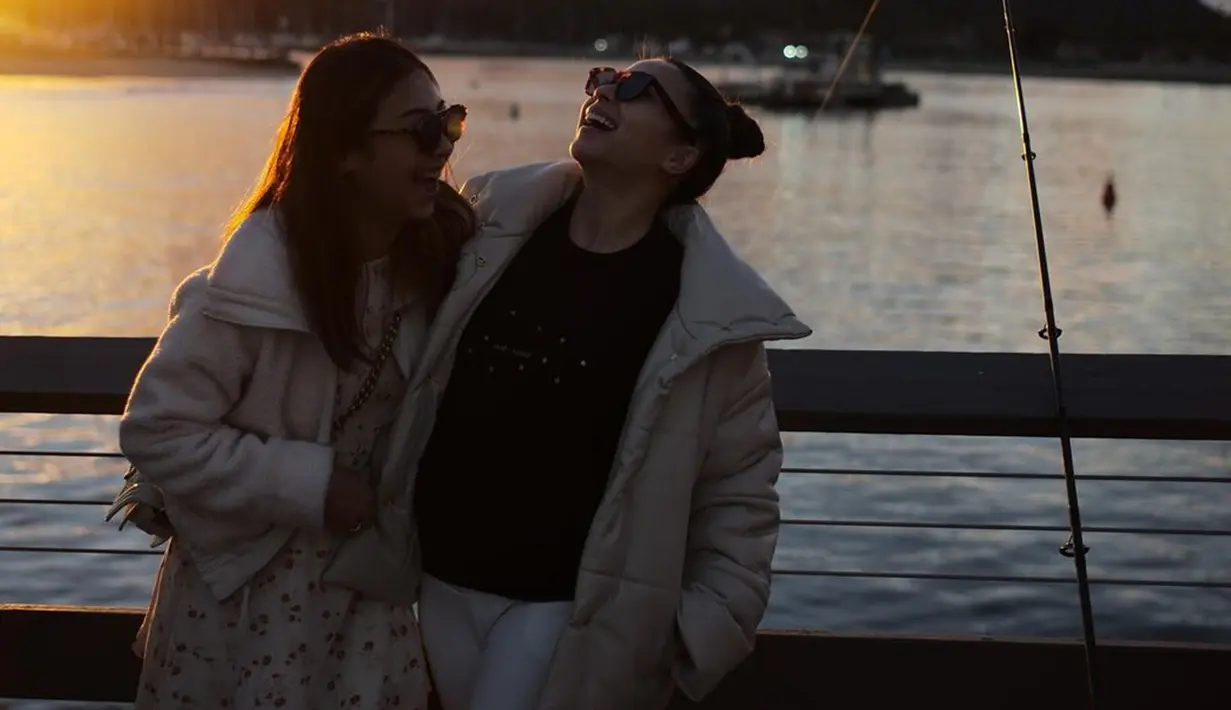 Winona Willy umumkan hamil anak pertama pada Februari 2022, 4 bulan setelah Nikita Willy umumkan kehamilan pertamanya. Sama-sama mengandung anak pertama, kakak adik ini pun nikmati liburan sekaligus babymoon di Amerika Serikat. Meski sedang hamil, tak mnegurangi pesona kakak adik artis yang kerap dipuji sibling goals ini. (Liputan6.com/IG/@nonawilly16)