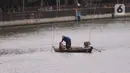 Seorang nelayan tengah mencari cacing sutra di sungai cisadane Tangerang, Senin (30/11/2020). Cacing sutra tersebut memiliki nilai ekonomis bagi para nelayan yang nantinya akan di jual untuk pakan ikan hias dan kosmetik. (Liputan6.com/Angga Yuniar)