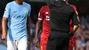 Wasit memberikan kartu merah kepada penyerang Liverpool, Sadio Mane, saat melawan Manchester City  pada laga Premier League di Stadion Ettihad, Manchester, Sabtu (9/9/2017). City menang 5-0 atas Liverpool. (AFP/Oli Scarff)