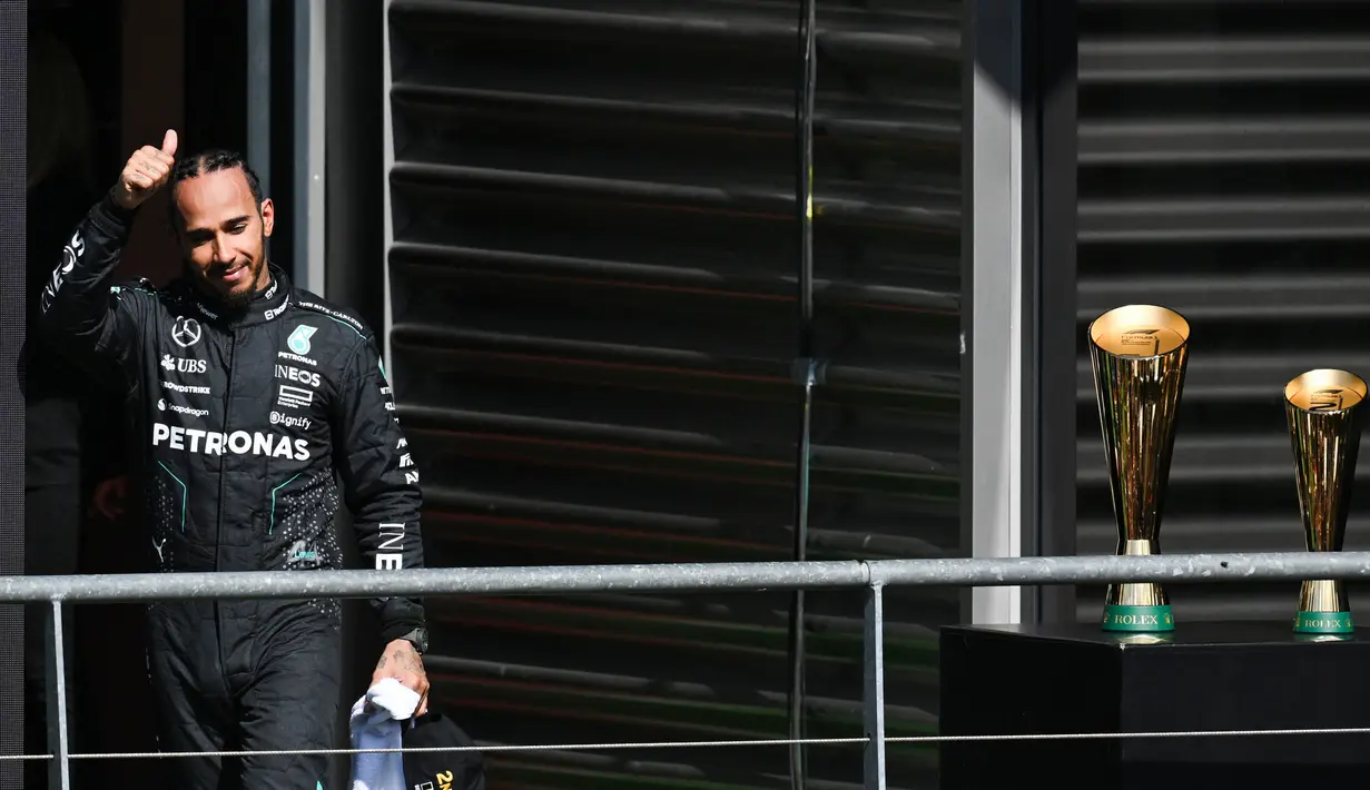 Lewis Hamilton dinyatakan menjadi juara GP Belgia setelah George Russell didiskualifikasi dari balapan Grand Prix Belgia. (JOHN THYS/AFP)