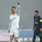 Bintang Real Madrid, Cristiano Ronaldo merayakan gol yang dicetaknya ke gawang PSG pada laga Liga Champions di Stadion Parc des Princes, Paris, Selasa (6/3/2018). PSG kalah agregat 2-5 dari Madrid. (AFP/Christophe Simon)