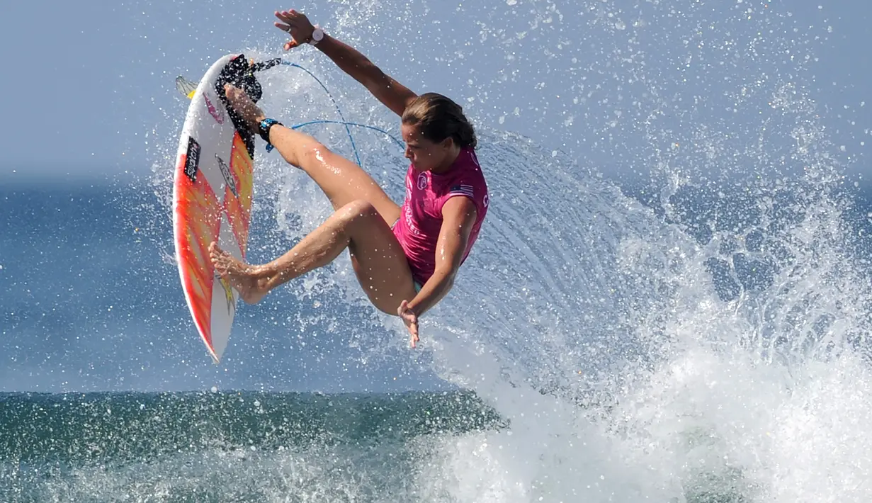 Peselancar AS, Courtney Conlogue melakukan lompatan sehari sebelum dimulainya kejuaraan dunia surfing dari Liga Selancar Dunia (World Surf League) di Pantai Keramas Kabupaten Gianyar, Bali, Minggu (12/5/2019). Ajang itu akan diselenggarakan mulai 13-25 Mei 2019. (SONNY TUMBELAKA/AFP)