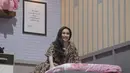 Ayu Ting Ting terlihat begitu memsona dengan memakai piyama berwarna coklat. Ayu Ting Ting tampil dengan wajah begitu bahagia saat menjalani syuting acara sahur televisi swasta yang mengharuskannya memakai piyama. (KapanLagi.com/Muhammad Akrom Sukarya)