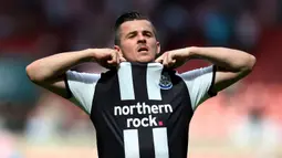 2. Joey Barton - Joey Barton pernah berkarier di Liga Inggris dan dikenal sebagai pemain yang sangat kasar. Beberapa pelanggaran yang pernah Joey Barton lakukan seperti menendang Sergio Aguero bahkan memukul Tom Huddlestone di bagian vital. (AP Photo/Scott Heppell)