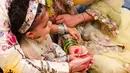 <p>Sebaliknya, Malti Marie tampak menawan dalam pakaian adatnya. Ia mengenakan crop top 'Peonies' yang dipadukan dengan rok lehenga, dupatta, dan ikat rambut yang serasi. (Foto: Intagram/ priyankachopra)</p>