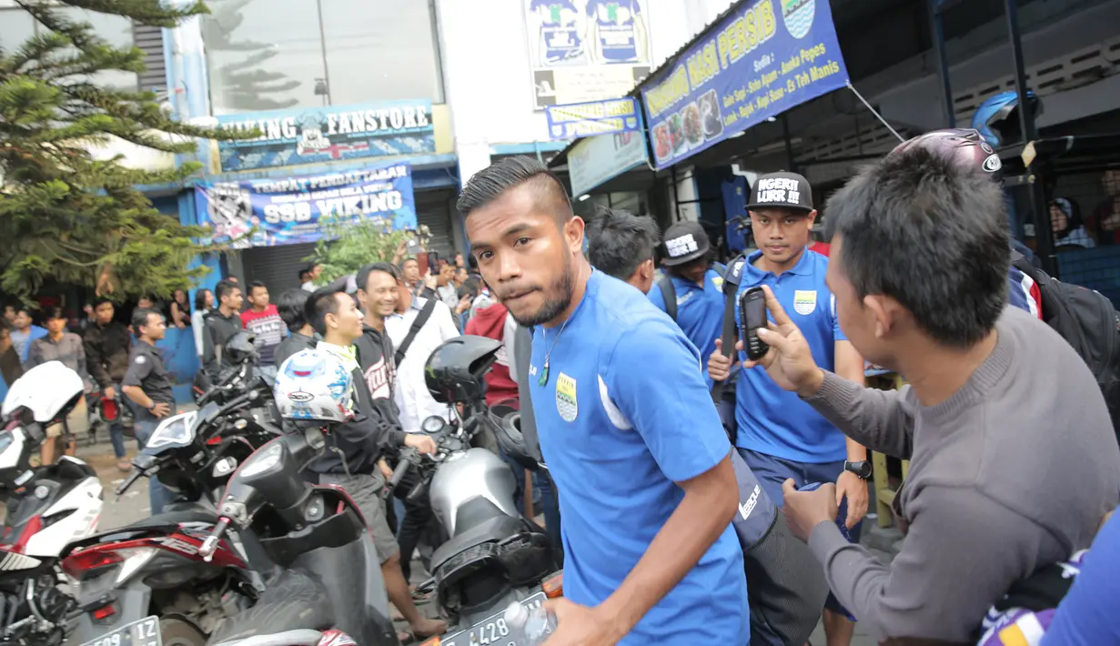 Zulham Zamrun dan kawan-kawannya dilepas suporter Persib saat berangkat ke Jakarta, Jumat (16/10/2015). (Bola.com/Vitalis Yogi Trisna)