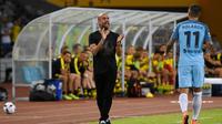 Pelatih Manchester City, Pep Guardiola, memberikan instruksi kepada pemainnya saat melawan Borussia Dortmund pada laga International Champions Cup 2016 di Shenzhen, China, Kamis (28/7/2016) . (AFP/Wang Zhao)