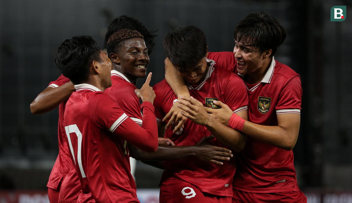 Pemain Timnas Indonesia U-20, Hugo Samir (tengah kiri) merayakan gol keempat timnya yang dicetak oleh Hokky Caraka saat melawan Timnas Fiji U-20 pada laga International Friendly Match U-20 di Stadion Utama Gelora Bung Karno (SUGBK), Jakarta, Jumat (17/02/2023). Timnas Indonesia U-20 menang dengan skor 4-0. (Bola.com/Bagaskara Lazuardi)