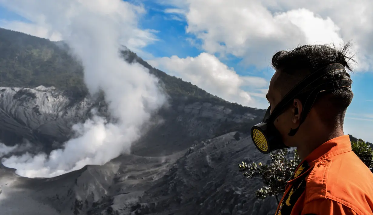 Petugas Basarnas meninjau gunung Tangkuban Perahu sehari setelah erupsi di Subang, Kabupaten Bandung Barat, Jawa Barat (27/7/2019). PVMBG menyatakan berdasarkan analisis, Gunung Tangkuban Parahu masih berpotensi erupsi dengan masih terekamnya tremor berkelanjutan. (AFP Photo/Timur Matahari)