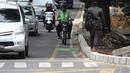 Kendaraan bermotor berada di jalur sepeda di Jalan Imam Bonjol, Jakarta, Kamis (4/12/2014). (Liputan6.com/Faizal Fanani)