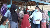 Anggota DPR RI Slamet Ariyadi saat kunjungan dengan membagikan masker di Kabupaten Sampang, Jawa Timur. (Foto: Ist/nvl).