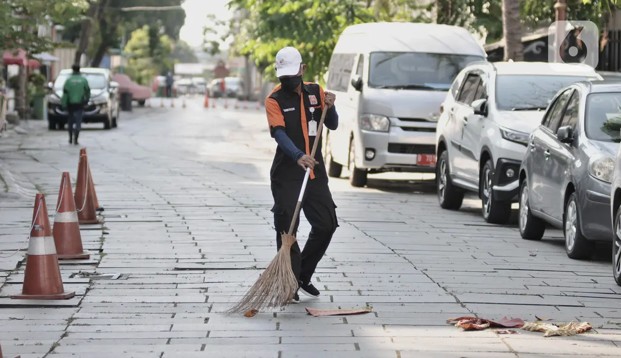 Petugas membersihkan kompleks wisata Kota Tua, Jakarta, Selasa (2/6/2020). Pengelola Kota Tua akan menerapkan pemeriksaan suhu tubuh, wajib masker, penggunaan face shield bagi pekerja restoran, penyediaan tempat cuci tangan, hingga penyemprotan cairan disinfektan. (merdeka.com/Iqbal S. Nugroho)