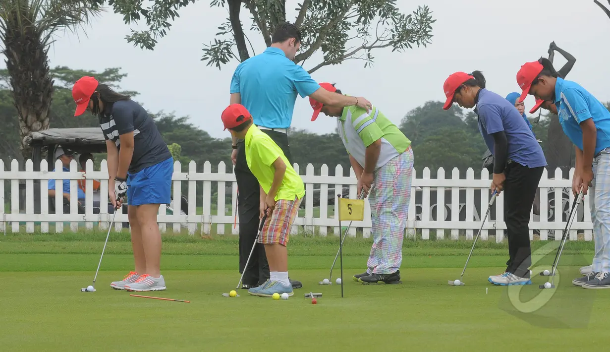 20 pegolf junior ikuti ‘coaching clinic’ bersama pelatih Joe Glynn dari Leadbetter Golf Academy (LGA) Indonesia, Jakarta, Minggu (15/3/2015). Kegiatan ini untuk menyambut CIMB Niaga Indonesia Masters 2015 pada 23 April 2015 (Liputan6.com/Herman Zakharia)