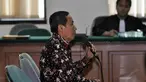 Mantan Wakil Rektor (Warek) II UI, Tafsir Nurchamid mengikuti sidang pembacaan vonis di Pengadilan Tipikor, Rabu (3/12/2014). (Liputan6.com/Miftahul Hayat)