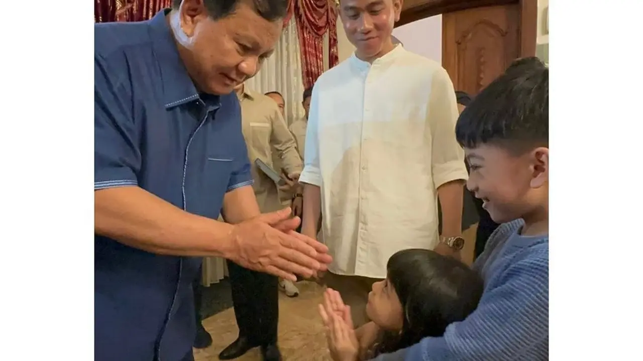 Prabowo tiba di Solo disambut kedua anak Gibran Rakabuming, Jan Ethes dan La Lembah Manah. (Foto: Dok. Instagram @prabowo)