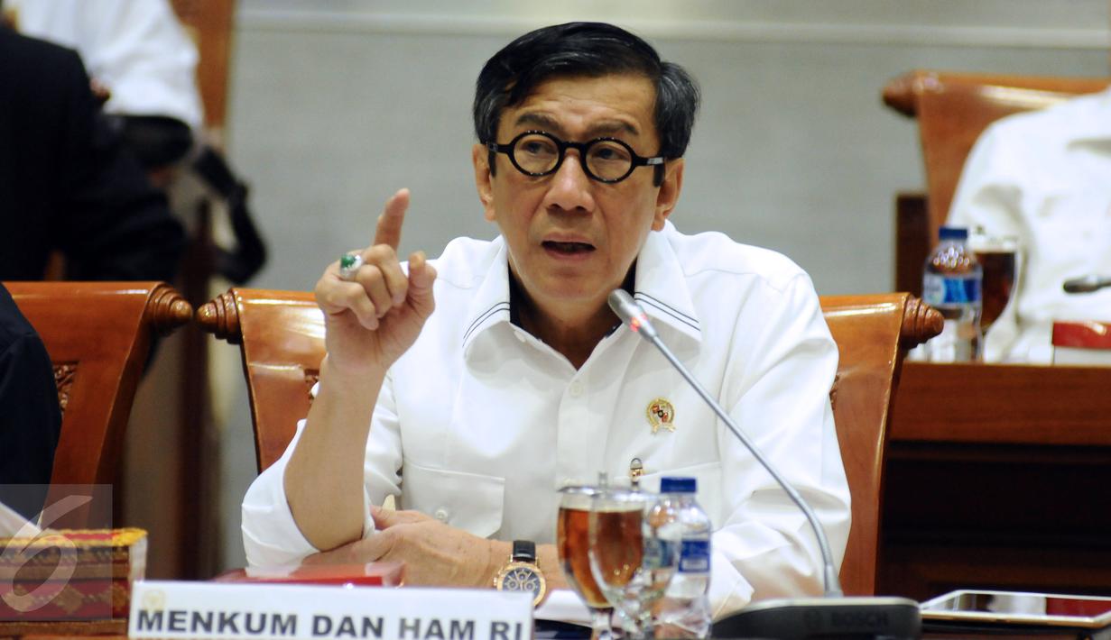 Menkumham, Yasonna Laoly saat memberi keterangan pada rapat kerja dengan Komisi III DPR RI di gedung Parlemen, Senayan, Jakarta, Senin (10/4). Rapat membahas sejumlah permasalahan dan pengawasan DPR. (Liputan6.com/Helmi Fithriansyah)