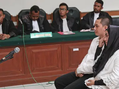 Terdakwa kasus dugaan penipuan biro perjalanan umrah First Travel Andika Surachman dan Anniesa Hasibuan menjalani sidang di PN Depok, Jawa Barat, Rabu (30/5). Sidang ini beragendakan pembacaan vonis. (Liputan6.com/Herman Zakharia)