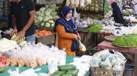 Aktivitas jual beli bahan pokok di pasar kawasan Tangerang, Senin (7/2/2022). Ekonom Centre for Strategic and International Studies (CSIS) meminta pemerintah bisa mengantisipasi ketersediaan bahan pokok seiring peningkatan kasus COVID-19 varian Omicron. (Liputan6.com/Angga Yuniar)