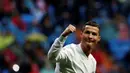 Bintang Real Madrid, Cristiano Ronaldo, merayakan gol yang dicetaknya ke gawang Sporting Gijon pada laga La Liga di Stadion Santiago Bernabeu, Sabtu (26/11/2016). Madrid menang 2-1 atas Gijon. (Reuters/Susana Vera)