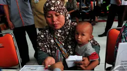 Pemerintahan Jokowi mulai membagikan Kartu Indonesia Sehat (KIS) kepada warga kurang mampu di Indonesia sebanyak 15,5 juta, Jakarta, Senin (3/11/2014). (Liputan6.com/Johan Tallo)