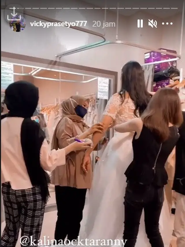 7 Momen Kebersamaan Vicky Prasetyo dan Kalina Ocktaranny Fiting Baju Pengantin