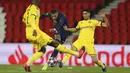 Penyerang PSG, Kylian Mbappe (tengah) menendang bola dari kawalan dua pemain PSG, Achraf Hakimi dan Dan-Axel Zagadou pada pertandingan leg kedua babak 16 besar Liga Champions di stadion Parc des Princes, Paris, Prancis (12/3/2020). PSG menang 2-0 atas Dortmund. (UEFA via AP)
