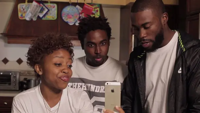 7 Tingkah Kakak dan Adik yang Saling Menyebalkan Satu Sama Lain