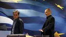 Yanis Varoufakis (kanan) berjalan bersama menteri keuangan Yunani yang baru, Euclid Tsakalotos jelang serah terima jabatan di Athena, Yunani (6/7/2015). Yanis Varoufakis  mundur sebagai konsekuensi dari krisis keuangan Yunani. (REUTERS/Yannis Behrakis)