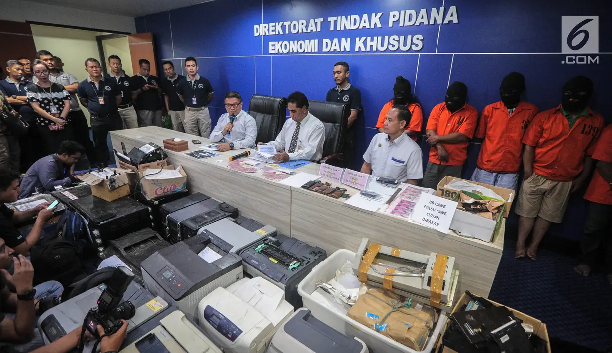 Direktur Tipid Eksus Brigadir Jenderal Agung Setya (kiri) memberikan keterangan  saat gelar rilis sindikat pengedar uang palsu di Pulau Jawa oleh Direktorat Tindak Pidana Ekonomi Khusus Bareskrim Polri di Jakarta, Rabu (18/10).(Liputan6.com/Faizal Fanani)