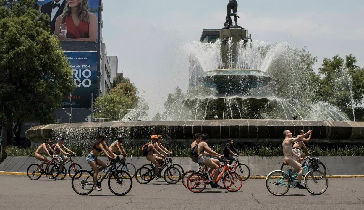 Sejumlah warga bersepeda keliling Kota Mexico City, Meksiko (8/6/2019). Rayakan World Naked Bike, ratusan warga tampil tanpa busana berkeliling pusat kota Meksiko. (AP Photo / Christian Palma)
