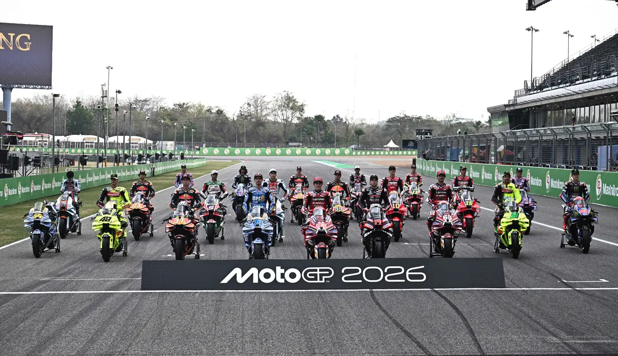 Penyelenggaran MotoGP dengan format rangkaian empat hari pada akhir pekan tidak berubah. Kamis merupakan agenda media, diikuti sesi latihan pada Jumat dan Sabtu. Sprint race tetap bergulir pada Sabtu, dan balapan full race berlangsung Minggu. Tampak dalam foto, para pembalap MotoGP berpose untuk foto grup di Sirkuit Internasional Buriram, Thailand pada Kamis 26 Februari 2026. (Lillian SUWANRUMPHA/AFP)