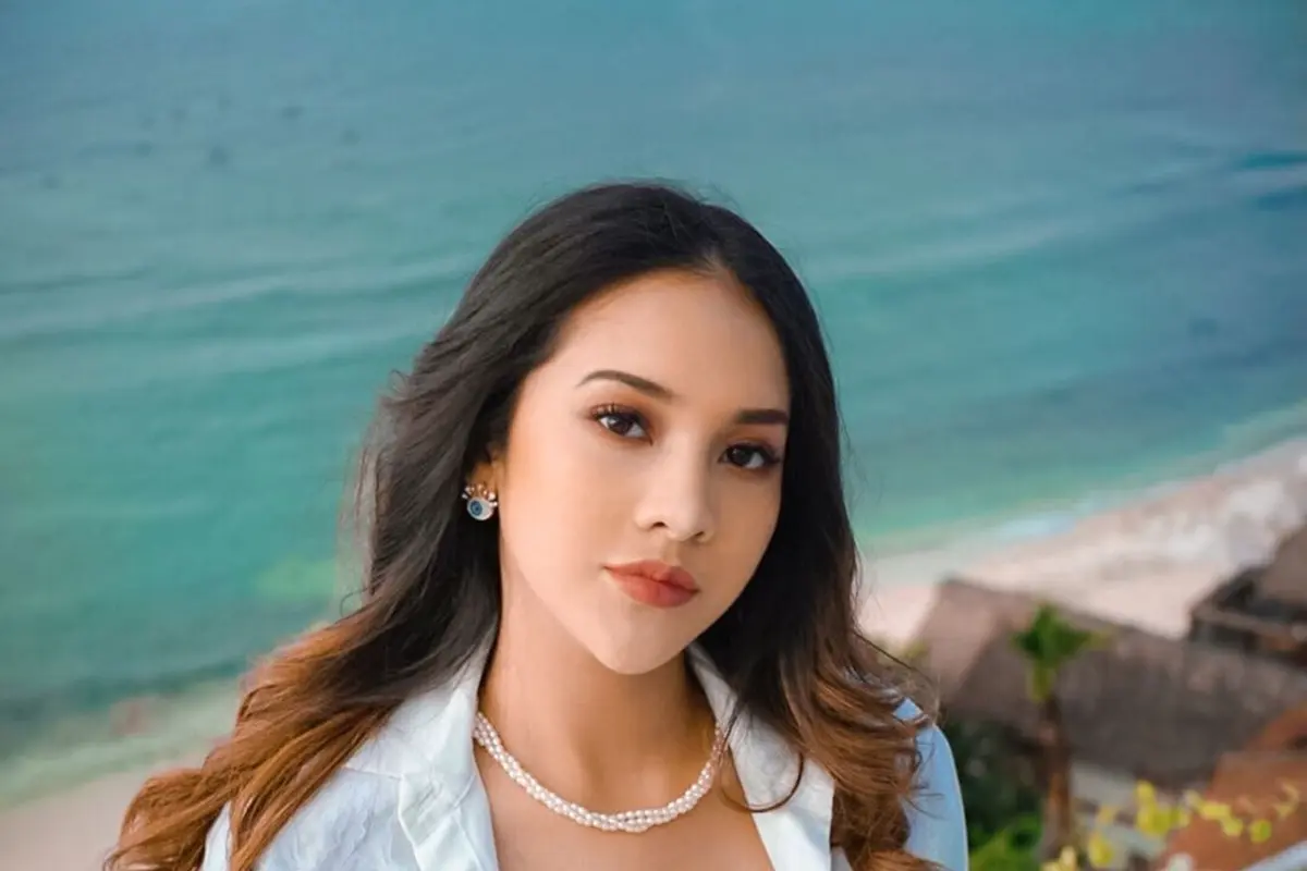 FOTO: Gaya Anya Geraldine Pakai Baju Putih, Tampil Memesona