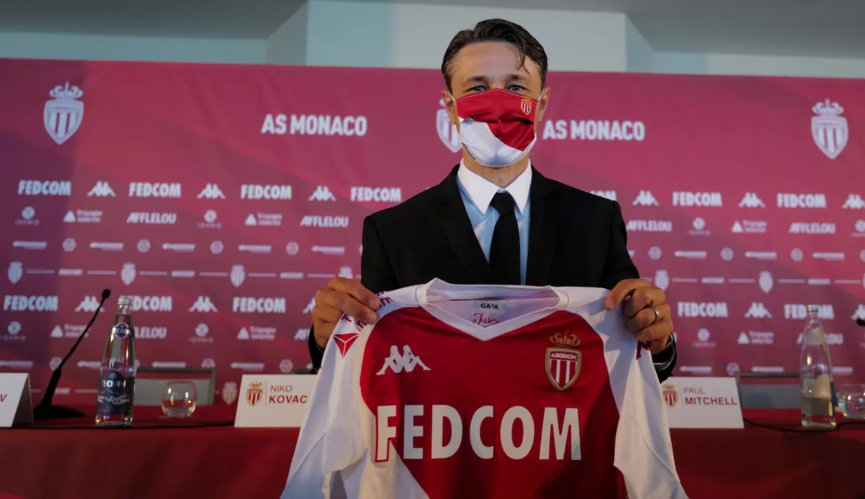 Pelatih baru AS Monaco, Niko Kovac berpose dengan jersey klub barunya selama presentasi resminya di Monako (21/7/2020). Mantan pelatih Bayern Munchen ini resmi menjadi milik Monaco dan mendapatkan kontrak tiga tahun dengan opsi perpanjangan satu tahun. (AFP Photo/Yann Coatsaliou)
