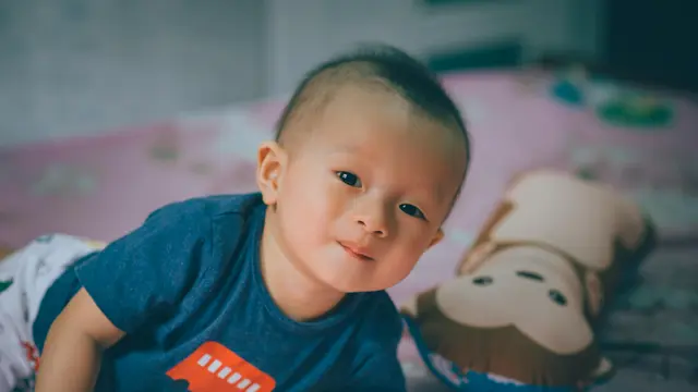 3. Tidak Membantu Bayi Cepat Berjalan