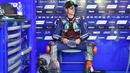 Pebalap Movistar Yamaha, Maverick Vinales menanti giliran mengikuti sesi latihan bebas pada balapan San Marino Moto GP Grand Prix di Marco Simoncelli Circuit, Misano (9/9/2017). (AFP/Andreas Solaro)