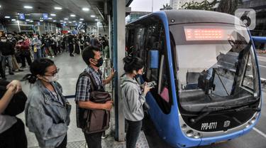 Calon penumpang bus Transjakarta antre untuk menaiki bus di Halte Harmoni, Jakarta, Selasa (10/5/2022). Penumpang bus Transjakarta kembali padat usai warga kembali beraktivitas pascalibur Lebaran. (merdeka.com/Iqbal S. Nugroho)