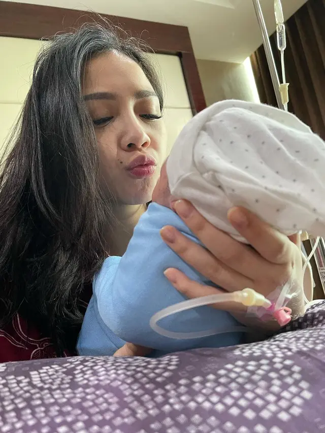 6 Potret Perdana Nagita Slavina dan Raffi Ahmad Gendong Putra Keduanya, Bikin Gemas