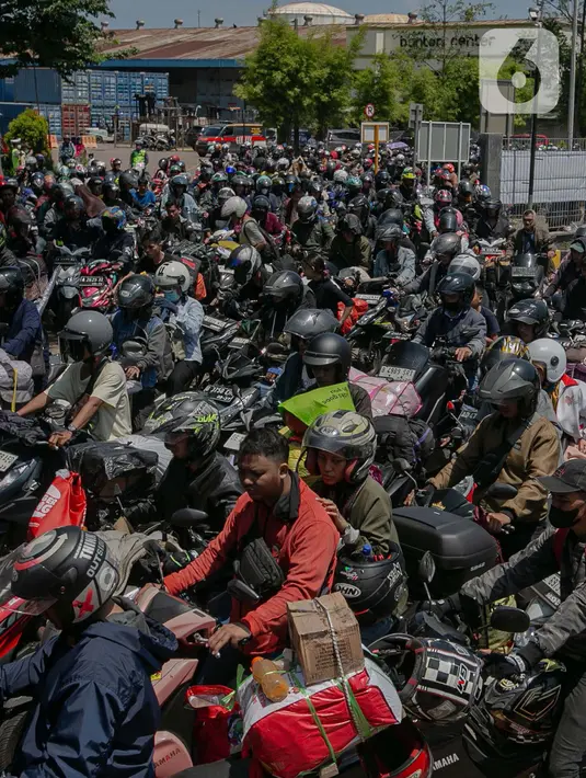 Panas matahari yang menyengat membuat pemudik memilih meninggalkan motor untuk berteduh. (Liputan6.com/Angga Yuniar)