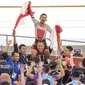 Selebrasi M Fadli pebalap sepeda Indonesia yang meraih medali emas di nomor 4000 meter Individual Pursuit C4 di Velodrome Rawamangun, Jakarta,  Jumat (11/10/2018). (Bola.com/Peksi Cahyo)